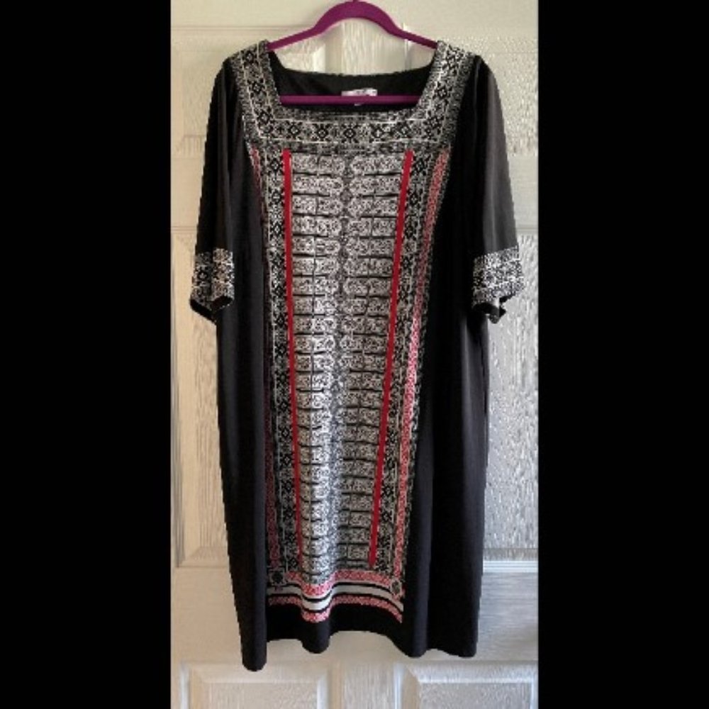 Black Shift Dress with Center Line Pattern - 2X